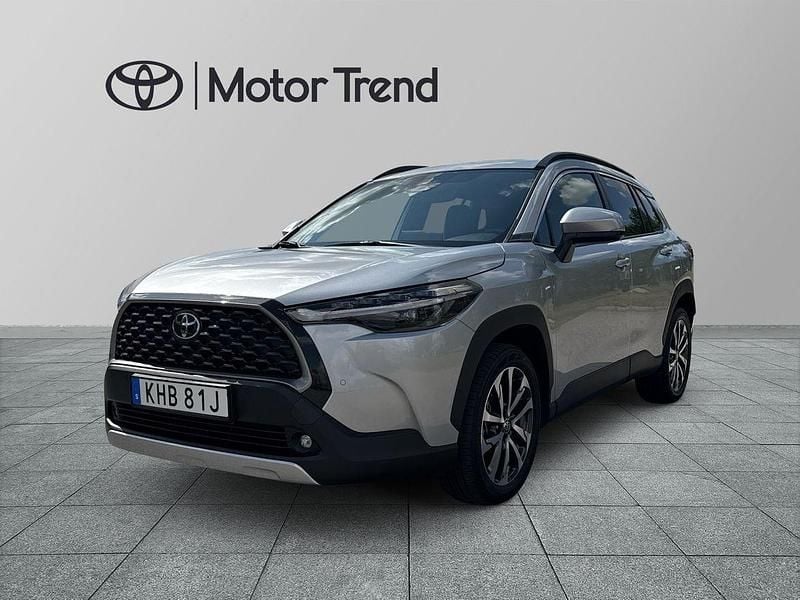 Silver Begagnad 2024 Toyota Corolla Cross Style SUV | 364 900 kr (Marknadspris) - Bild 1/3