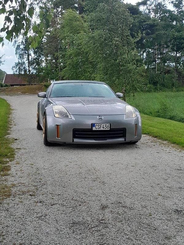 Grå Begagnad 2006 Nissan 350Z Sportkupé | 165 000 kr (Bra pris) - Bild 1/3