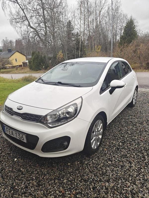 Vit Begagnad 2014 Kia Rio Halvkombi | 119 900 kr (Lite dyr) - Bild 1/4
