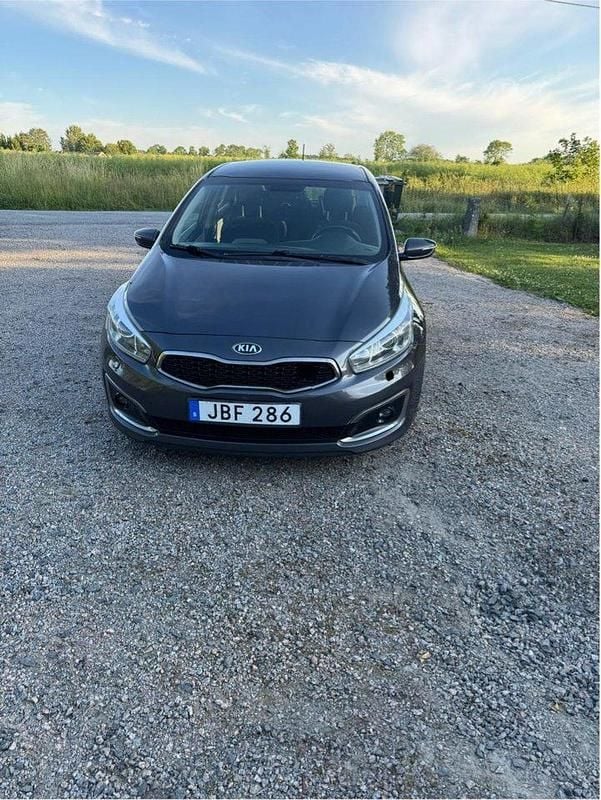 Grå Begagnad 2016 Kia Ceed Halvkombi | 82 500 kr (Bra pris) - Bild 1/4