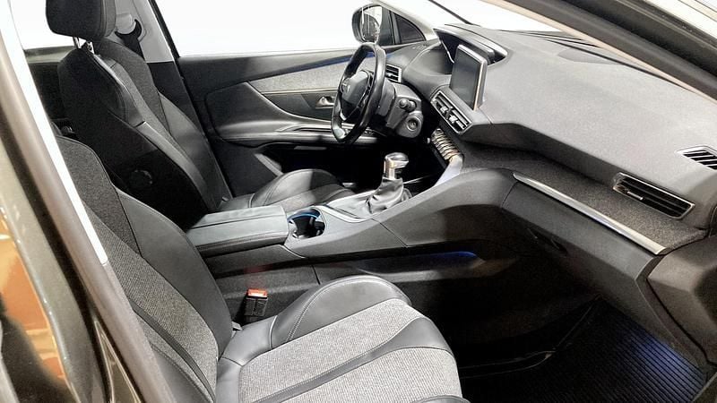 Begagnad Peugeot 3008 Allure 131 HK (96 kW) 2018 Grå SUV
