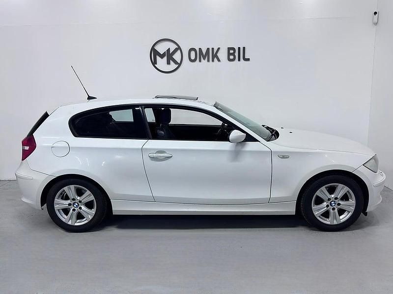 Begagnad BMW 118 Advantage 143 HK (105 kW) 2007 Vit Halvkombi