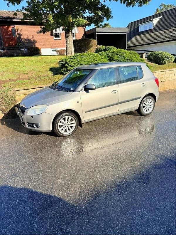 Brun Begagnad 2008 Skoda Fabia Ambiente Halvkombi | 19 900 kr (Marknadspris) - Bild 1/4
