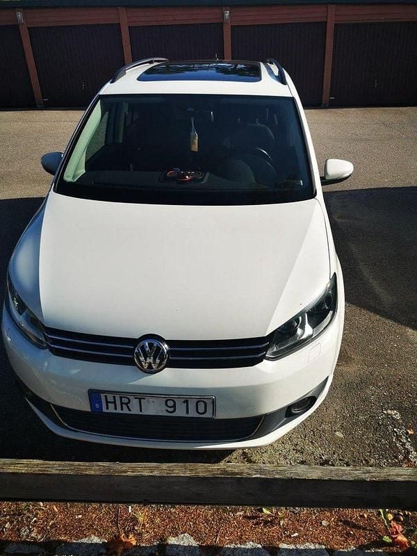 Vit Begagnad 2013 VW Touran Minibuss | 120 000 kr (Marknadspris) - Bild 1/4