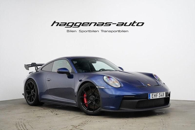Mörkblå (gentian blå) Begagnad 2023 Porsche 911 GT3 Sportkupé | 2 095 000 kr - Bild 1/4