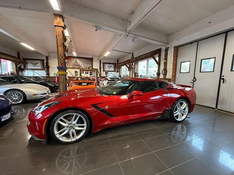 Begagnad Chevrolet Corvette Stingray 461 HK (339 kW) 2014 Mörkröd (röd) Sportkupé