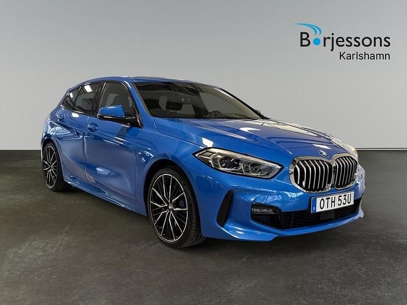 Blå Begagnad 2019 BMW 118 M Sport Halvkombi | 214 000 kr (Dyr) - Bild 1/4