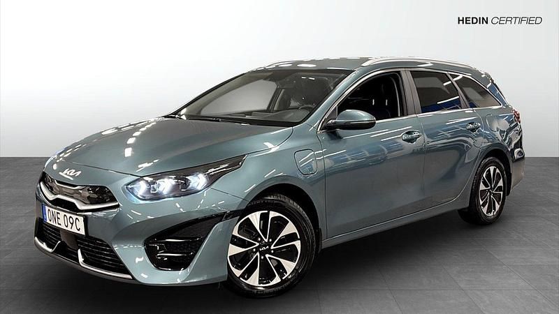 Grå (green) Begagnad 2023 Kia Ceed Sportswagon Advance Kombi | 249 900 kr (Marknadspris) - Bild 1/4