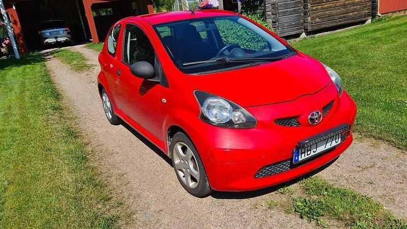 Röd Begagnad 2008 Toyota Aygo Halvkombi | 44 000 kr (Marknadspris) - Bild 1/2
