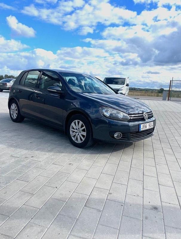 Grå Begagnad 2009 VW Golf Halvkombi | 35 500 kr (Lite dyr) - Bild 1/4