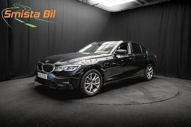 Svart Begagnad 2020 BMW 330e M Sport Sedan | 299 600 kr (Superpris) - Bild 1/3