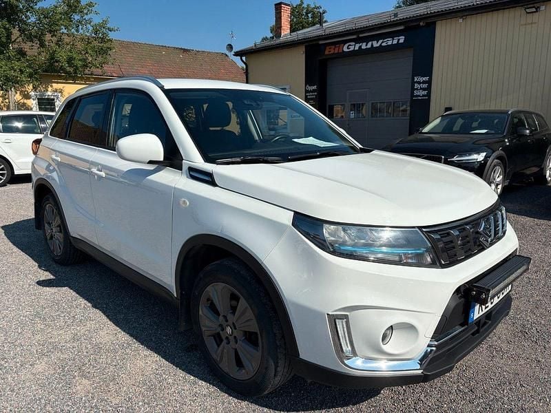Vit Begagnad 2021 Suzuki Vitara SUV | 159 900 kr (Lite dyr) - Bild 1/4