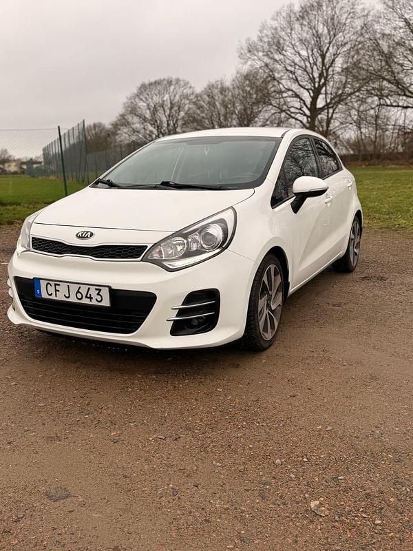 Vit Begagnad 2016 Kia Rio Halvkombi | 72 000 kr (Dyr) - Bild 1/4