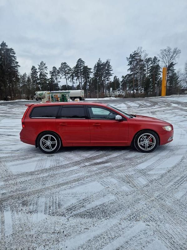 Begagnad Volvo V70 231 HK (169 kW) 2011 612 passion red Kombi