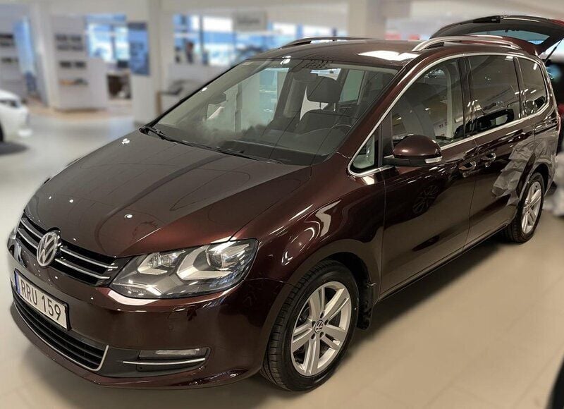 Röd Begagnad 2017 VW Sharan GT Minibuss | 217 500 kr (Marknadspris) - Bild 1/3