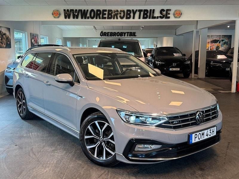 Grå Begagnad 2022 VW Passat R-line Kombi | 279 500 kr (Marknadspris) - Bild 1/4
