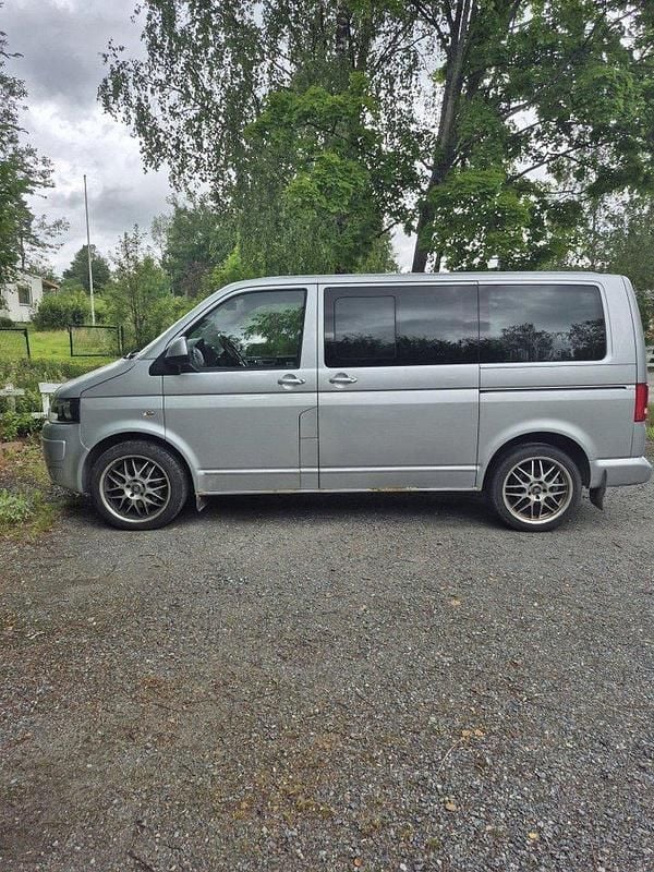 Silver Begagnad 2011 VW Multivan Highline Minibuss | 230 000 kr (Marknadspris) - Bild 1/4