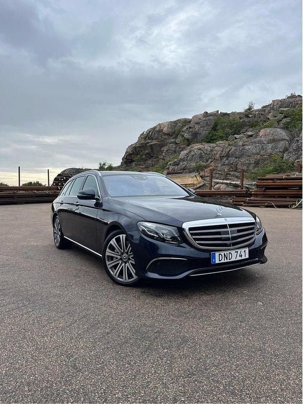 Blå Begagnad 2017 Mercedes E400 Exclusive Kombi | 329 999 kr (Marknadspris) - Bild 1/4