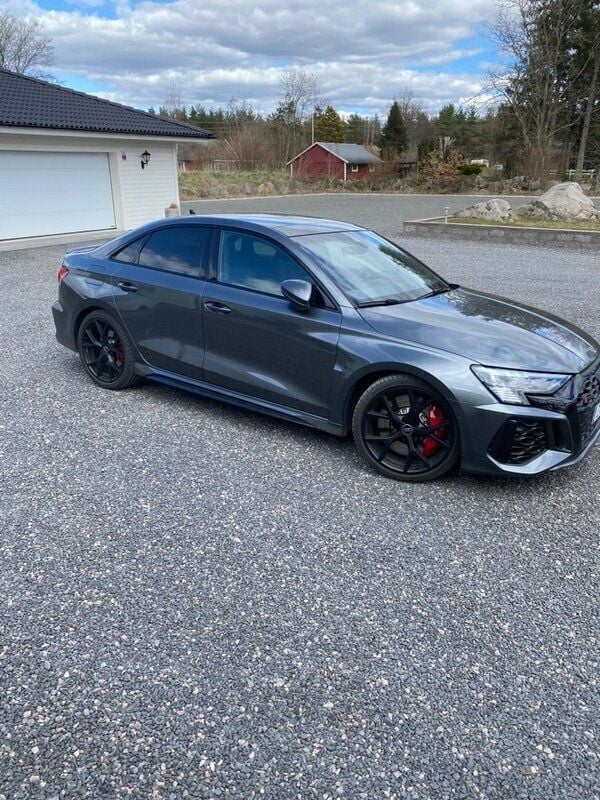 Grå Begagnad 2023 Audi RS3 Halvkombi | 629 000 kr (Marknadspris) - Bild 1/3