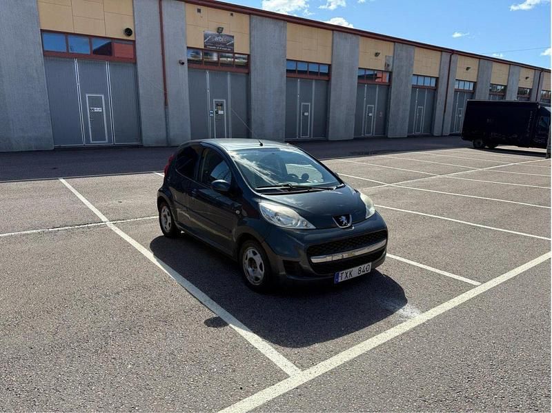 Grå Begagnad 2011 Peugeot 107 Halvkombi | 14 500 kr (Superpris) - Bild 1/4