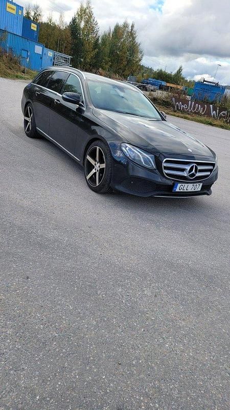 Svart Begagnad 2017 Mercedes E220 Kombi | 115 000 kr - Bild 1/4