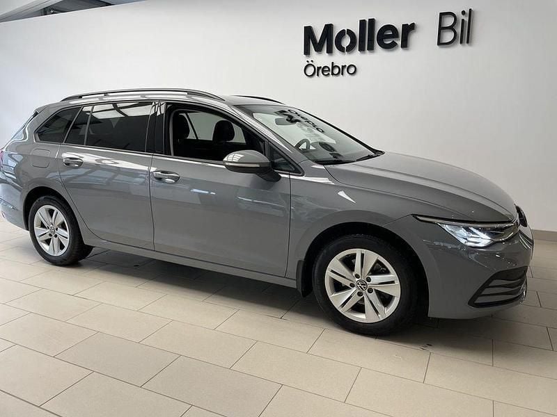 Grå (moonstone grey) Begagnad 2023 VW Golf VIII Kombi | 269 900 kr (Marknadspris) - Bild 1/4