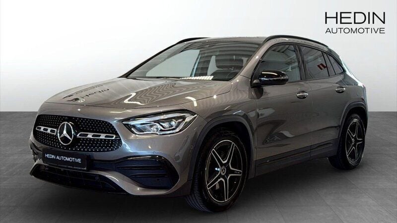 Mörkgrå (grey) Begagnad 2022 Mercedes GLA200 AMG line SUV | 379 000 kr (Marknadspris) - Bild 1/4