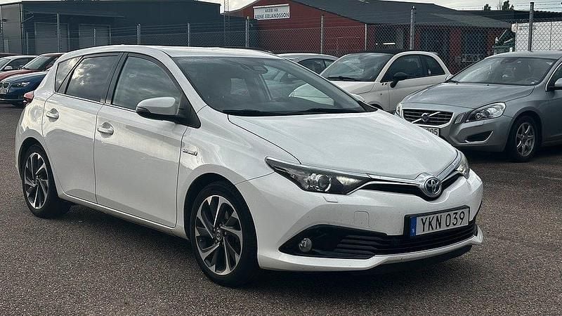 Vit Begagnad 2016 Toyota Auris Hybrid Active Halvkombi | 159 500 kr (Dyr) - Bild 1/4