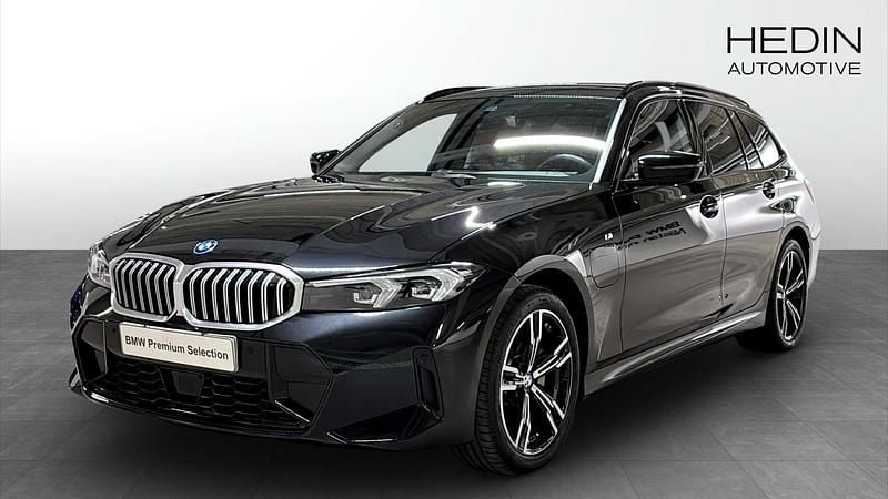 Svart (black) Begagnad 2025 BMW 330e M Sport Kombi | 494 700 kr (Marknadspris) - Bild 1/4