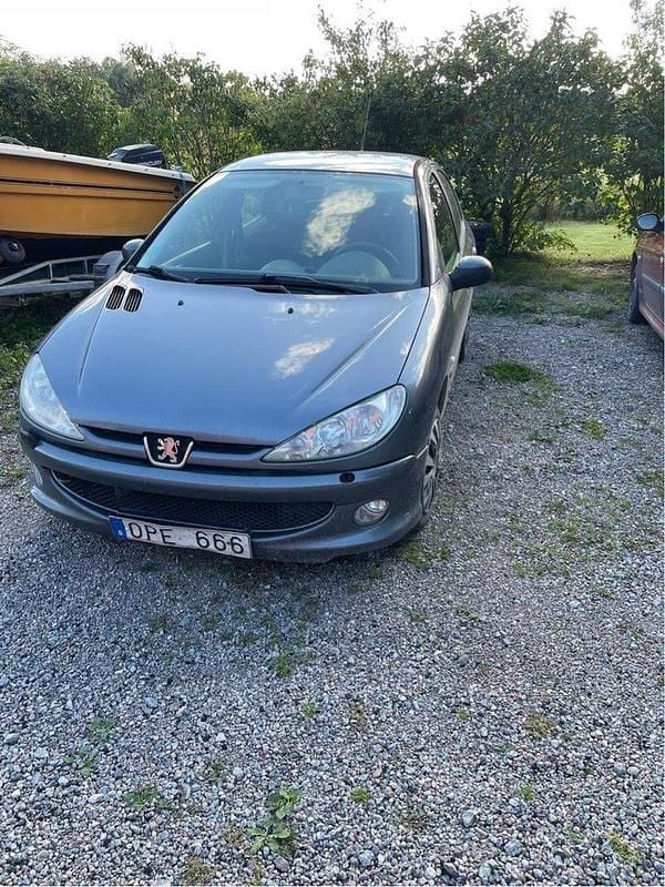 Grå Begagnad 2007 Peugeot 206 Halvkombi | 15 000 kr (Bra pris) - Bild 1/4