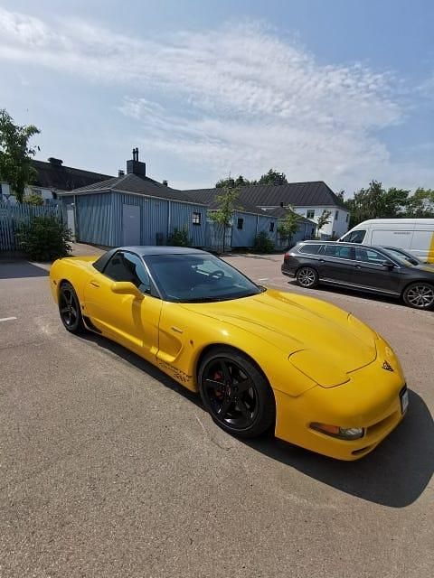 Gul med svart folierat tak. Begagnad 2004 Chevrolet Corvette Z06 Sportkupé | 265 000 kr - Bild 1/4