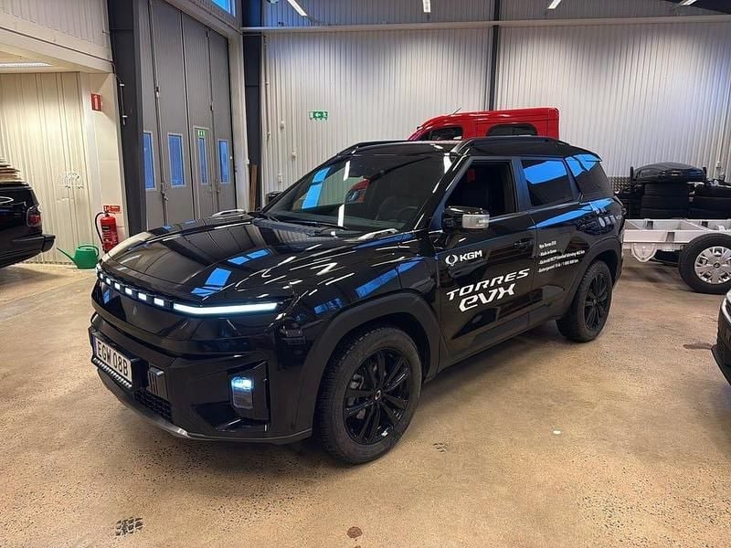 Svart Begagnad 2025 Ssangyong (KGM) Torres EVX SUV | 419 900 kr - Bild 1/4