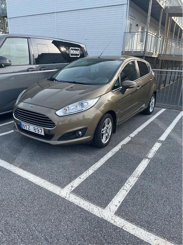 Brun Begagnad 2014 Ford Fiesta Titanium Halvkombi | 60 000 kr (Marknadspris) - Bild 1/4