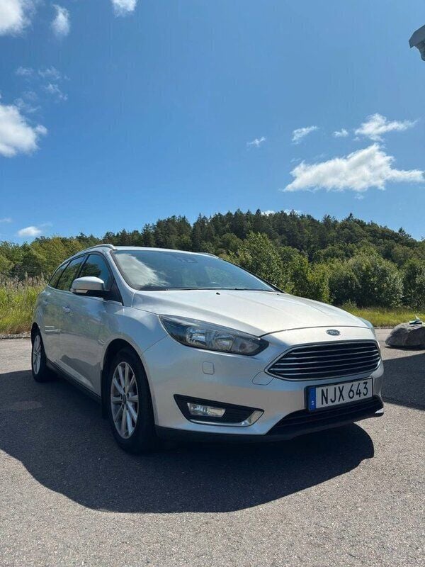 Grå (silvermetallic) Begagnad 2016 Ford Focus Titanium Kombi | 69 900 kr (Marknadspris) - Bild 1/4
