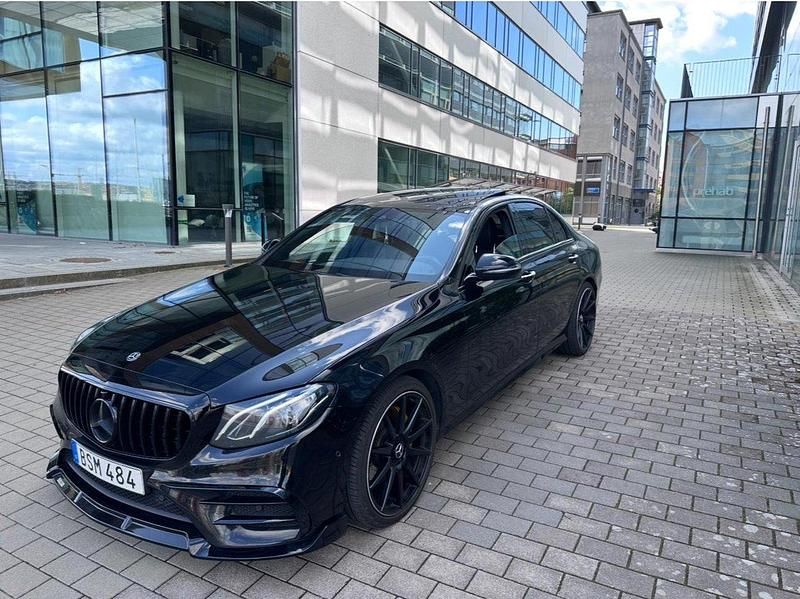 Svart Begagnad 2018 Mercedes E220 AMG line Sedan | 280 000 kr (Marknadspris) - Bild 1/4