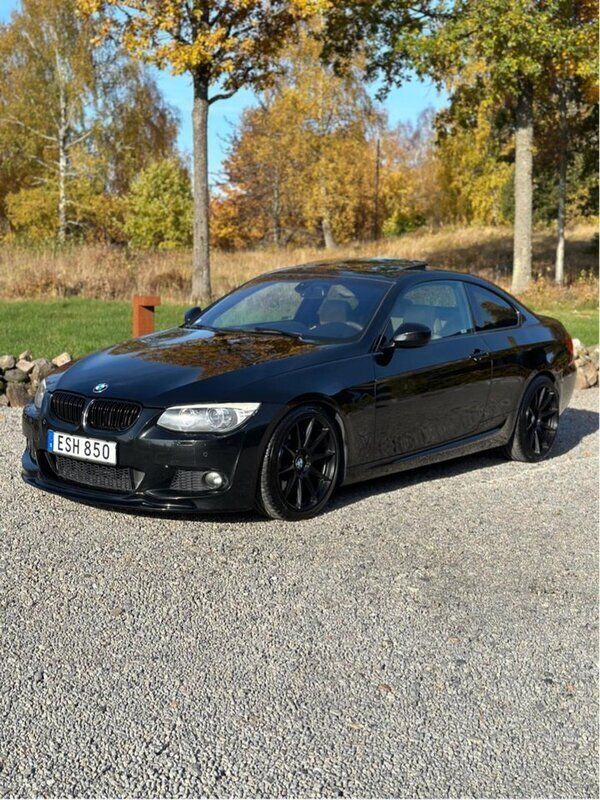 Svart Begagnad 2010 BMW 335 Comfort Edition Sportkupé | 209 000 kr (Marknadspris) - Bild 1/4