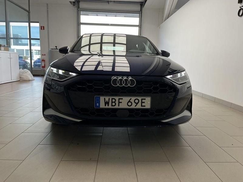 Mörkblå (navarrablå metallic) Begagnad 2025 Audi A3 Sportback S-Line Halvkombi | 359 000 kr (Marknadspris) - Bild 1/4