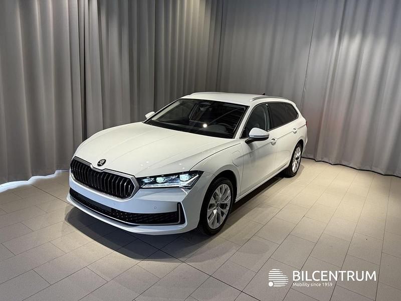 Vit Ny 2025 Skoda Superb Selection Kombi | 478 400 kr (Marknadspris) - Bild 1/4