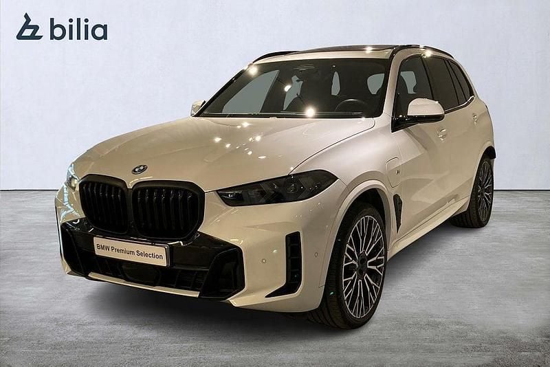 Vit Begagnad 2025 BMW X5 M Sport SUV | 959 000 kr (Bra pris) - Bild 1/4