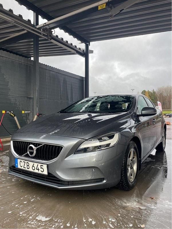 Grå Begagnad 2017 Volvo V40 Momentum Kombi | 130 000 kr (Marknadspris) - Bild 1/4