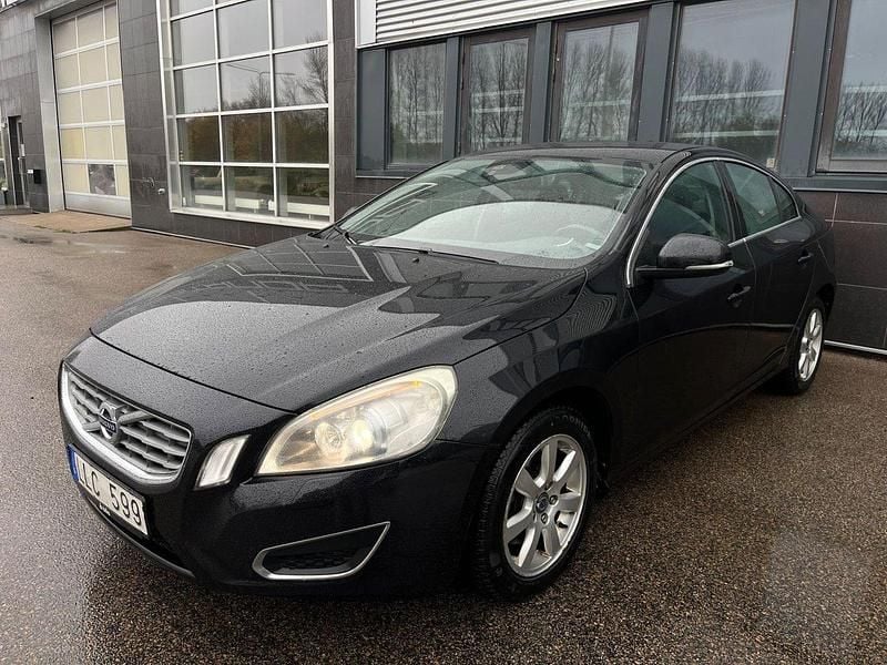 Svart Begagnad 2012 Volvo S60 Momentum Sedan | 69 900 kr (Marknadspris) - Bild 1/4