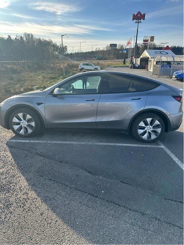 Grå Begagnad 2024 Tesla Model Y Standard Range SUV | 459 000 kr (Lite dyr) - Bild 1/4