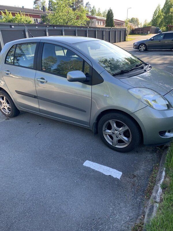Grå Begagnad 2006 Toyota Yaris Halvkombi | 22 500 kr (Bra pris) - Bild 1/1