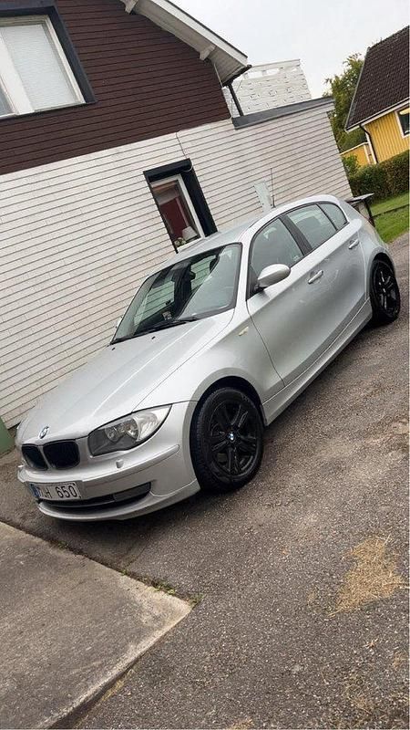 Grå Begagnad 2008 BMW 118 Advantage Halvkombi | 52 000 kr (Bra pris) - Bild 1/4