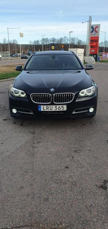 Svart Begagnad 2015 BMW 520 Kombi | 99 900 kr (Bra pris) - Bild 1/4
