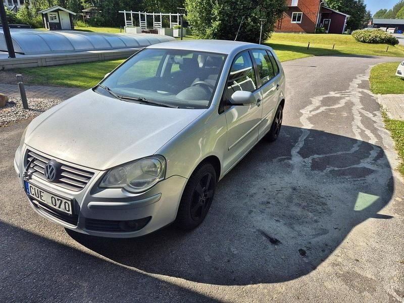 Grå Begagnad 2007 VW Polo Comfortline Halvkombi | 8 000 kr (Marknadspris) - Bild 1/3