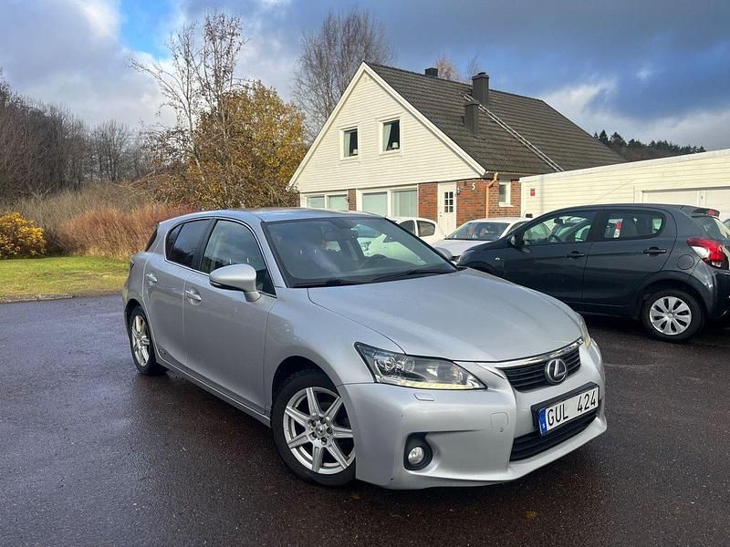 Silver Begagnad 2011 Lexus CT200h Sport Line Halvkombi | 79 000 kr (Marknadspris) - Bild 1/4