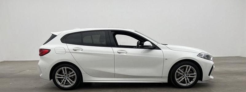 Vit Begagnad 2023 BMW 118 M Sport Halvkombi | 249 990 kr (Marknadspris) - Bild 1/4