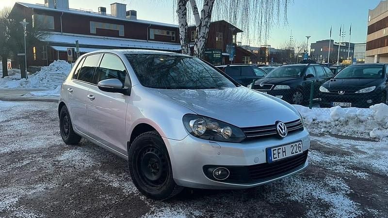 Begagnad 2010 VW Golf VI Halvkombi | 49 900 kr (Marknadspris) - Bild 1/4