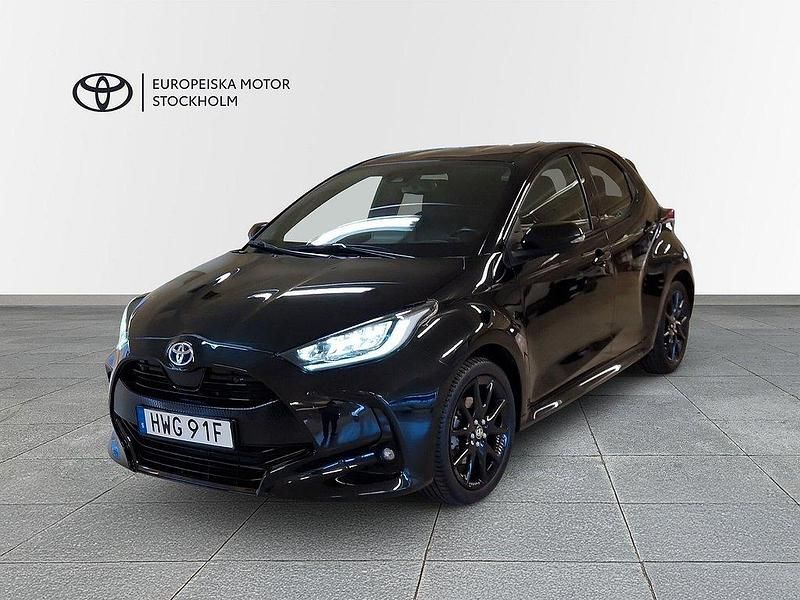 Svart Begagnad 2022 Toyota Yaris Hybrid Style Halvkombi | 234 900 kr (Marknadspris) - Bild 1/4